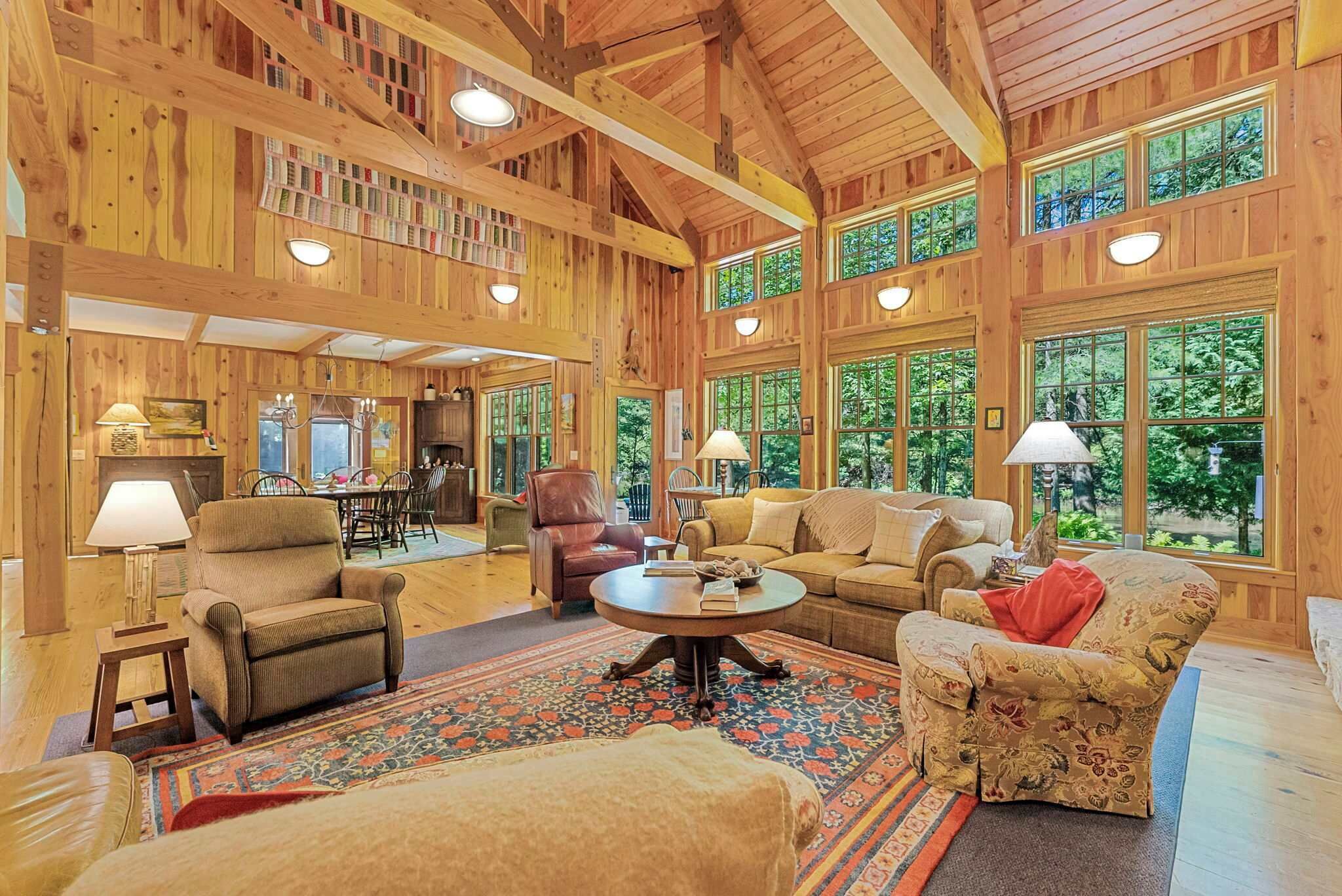 Televisión, chimenea y oficina 