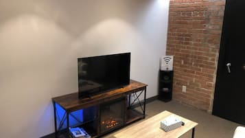 Smart TV, lareira, livros