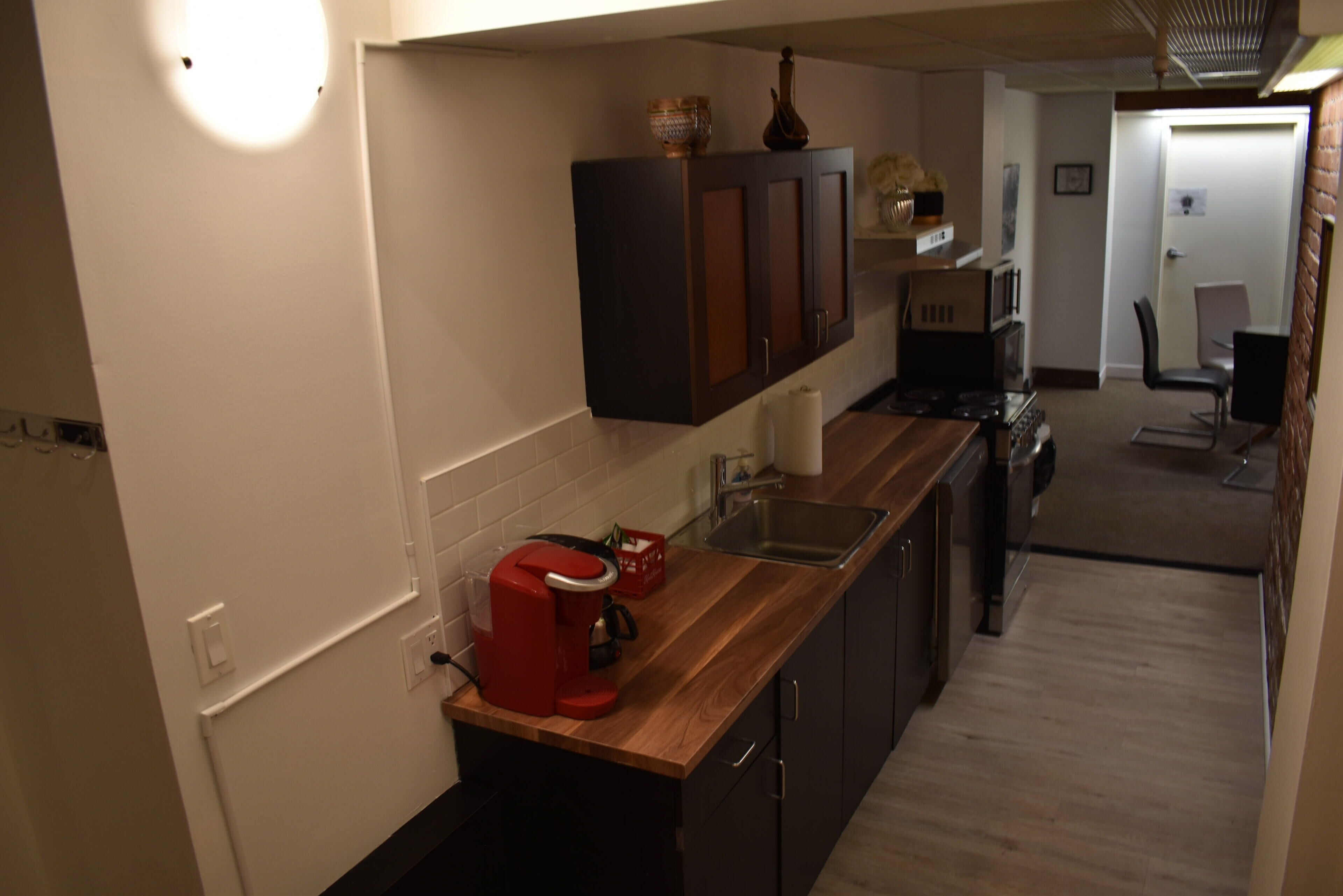 Frigorífico, microondas, cafetera o tetera y hervidor eléctrico