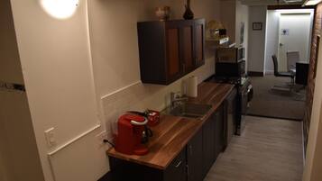 Frigorífico, microondas, cafetera o tetera y hervidor eléctrico