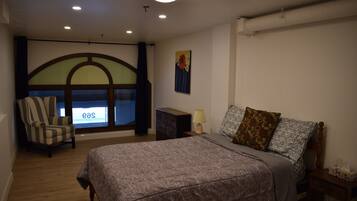 3 dormitorios, caja fuerte, escritorio y tabla de planchar con plancha