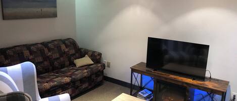 Smart TV, lareira, livros