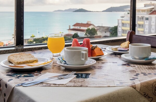 Free daily buffet breakfast - Fenicia Palace Hotel Canasvieiras (Florianópolis)