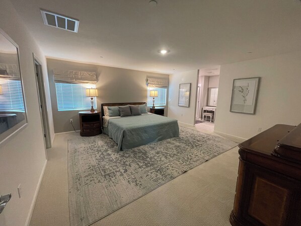 4 Schlafzimmer, Zimmersafe, Schreibtisch, Bügeleisen/Bügelbrett