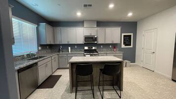 Frigorífic, microones, forn i placa de cuina