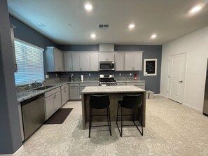 Geladeira, micro-ondas, fogão, cooktop