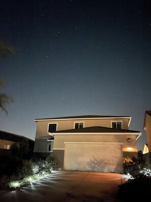 Exterior - 4-bedroom, 2.5 bath, in soothing Plumas Lake with Internet (Plumas Lake)