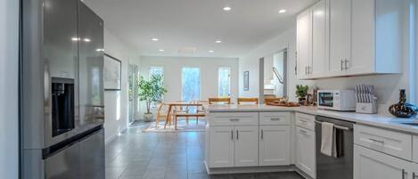 Kylskåp, mikrovågsugn, ugn och spishäll