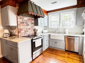 Microwave, oven, stovetop, dishwasher - Cottage on Iconic Magnolia Ave-Walk to Attractions! (St. Augustine)