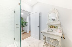 Shower, hair dryer, towels, soap - Cottage on Iconic Magnolia Ave-Walk to Attractions! (St. Augustine)