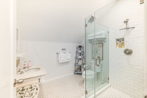 Dusche, Haartrockner, Handtücher, Seife