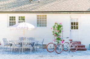 Outdoor dining - Cottage on Iconic Magnolia Ave-Walk to Attractions! (St. Augustine)