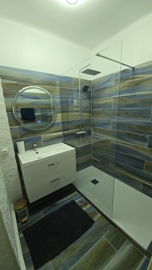 Shower, hair dryer, towels, soap - Bright apartment in Carry-le-Rouet - sea view (Carry-le-Rouet)