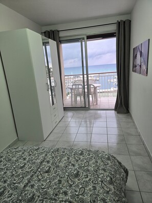 Internet, bed sheets - Bright apartment in Carry-le-Rouet - sea view (Carry-le-Rouet)