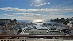 Property grounds - Bright apartment in Carry-le-Rouet - sea view (Carry-le-Rouet)