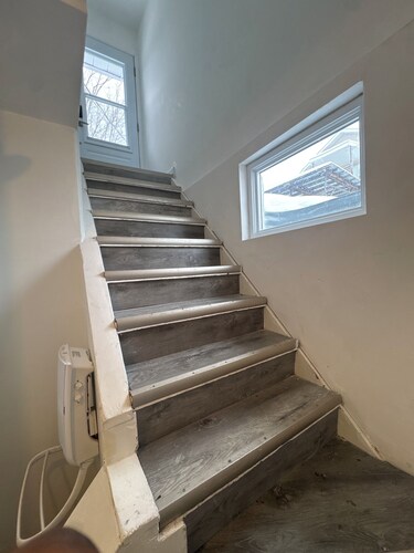 Freshly renovated 2 bedrom basment alartment
Very quiete and clean place parking