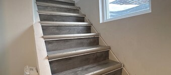 Freshly renovated 2 bedrom basment alartment
Very quiete and clean place parking