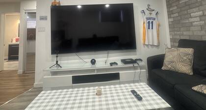 Freshly renovated 2 bedrom basment alartment
Very quiete and clean place parking