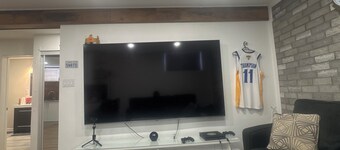 Freshly renovated 2 bedrom basment alartment
Very quiete and clean place parking