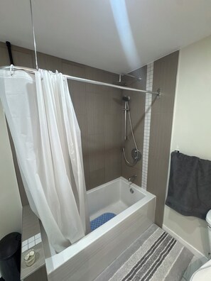 Secadora de cabello, toallas, papel de baño 