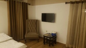 Deluxe Double Room, City View | Living area