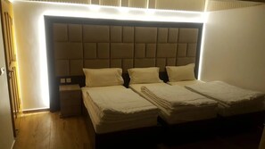 デラックス ダブルルーム シティビュー | 防音設備、アイロン / アイロン台、WiFi (無料)