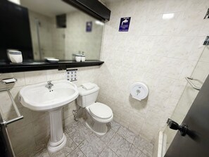 تجهيزات دش، مجففات شعر، مناشف، ورق حمّام