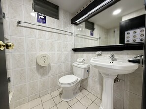 Shower, hair dryer, towels, toilet paper - HOTEL SANTA MARIA BY LAUZA (Quito)