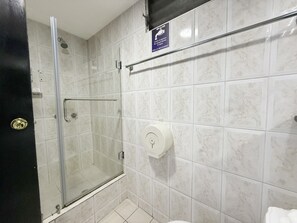 Shower, hair dryer, towels, toilet paper - HOTEL SANTA MARIA BY LAUZA (Quito)
