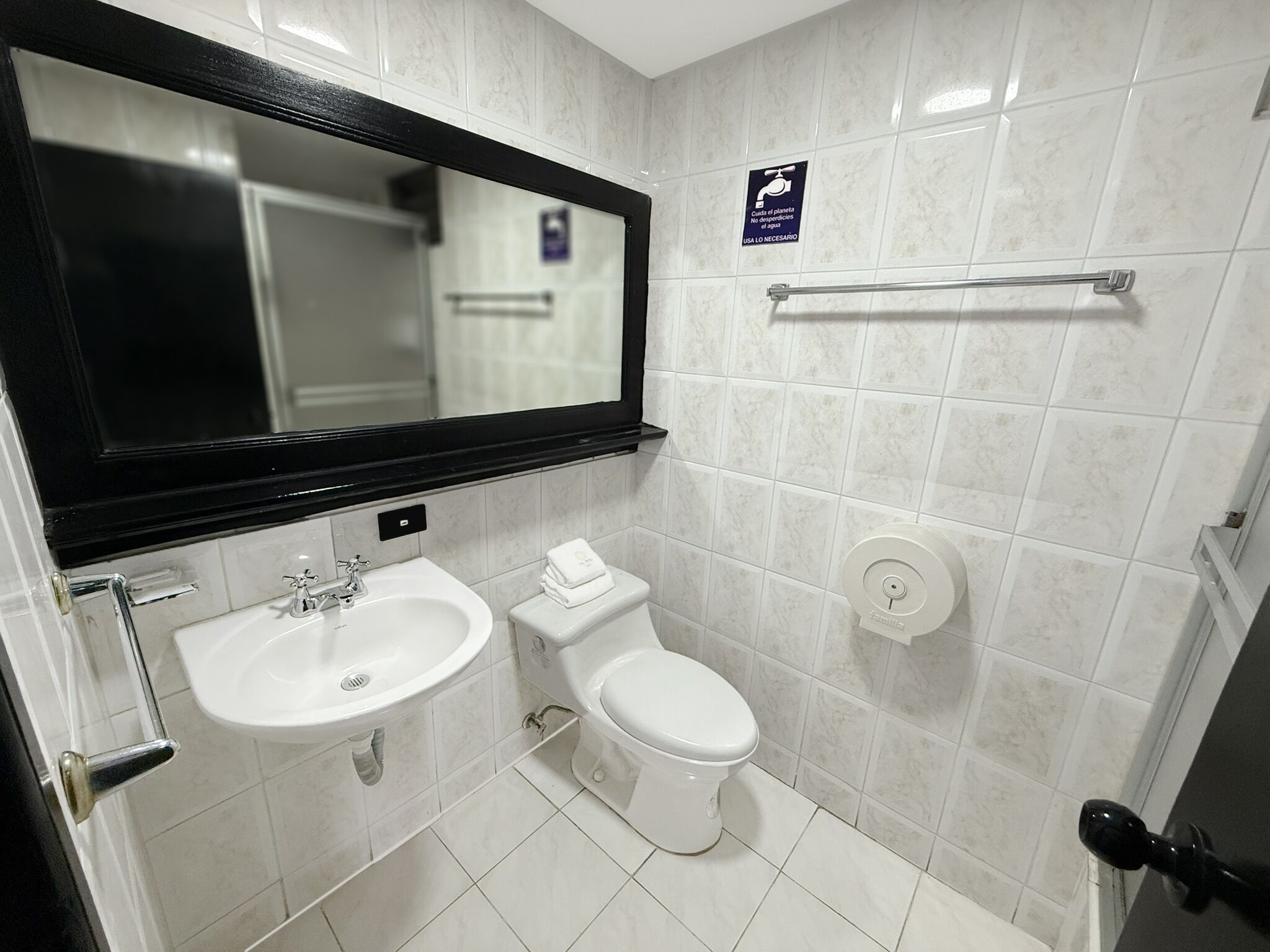 Dusche, Haartrockner, Handtücher, Toilettenpapier
