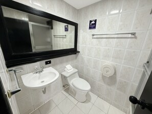 Douche, sèche-cheveux, serviettes fournies, papier toilette