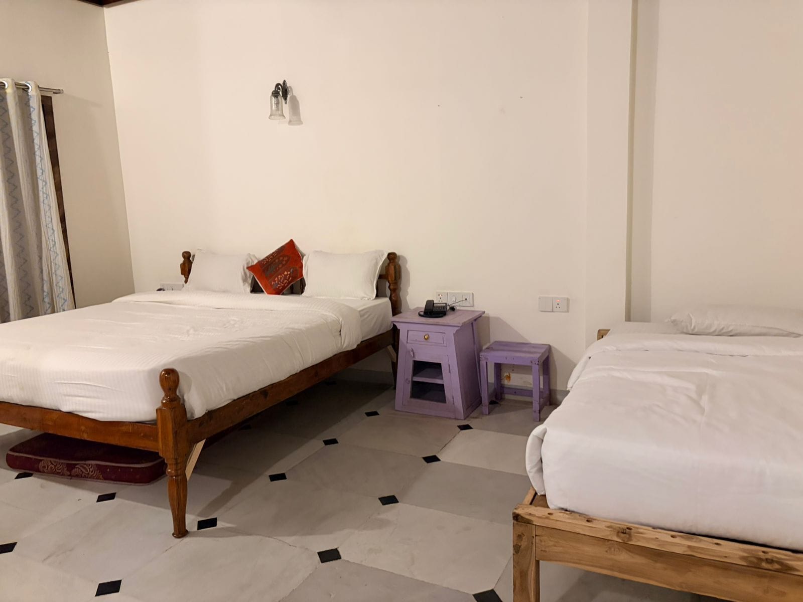 Family Room | Desk, laptop workspace, free WiFi