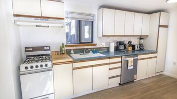 Een koelkast, een magnetron, een oven, een kookplaat