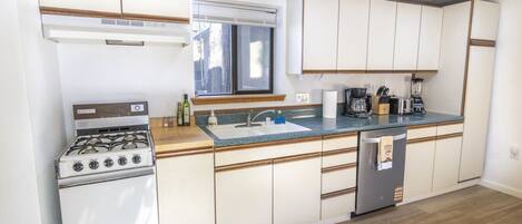 Kjøleskap, mikrobølgeovn, ovn og kokeplater