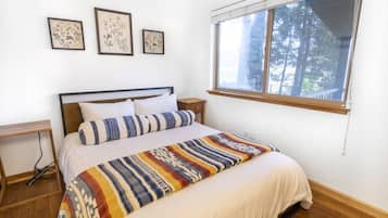 8 bedrooms, travel crib, WiFi, bed sheets