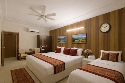 The Royal Palace – Affordable & Peaceful Stay in Lucknow