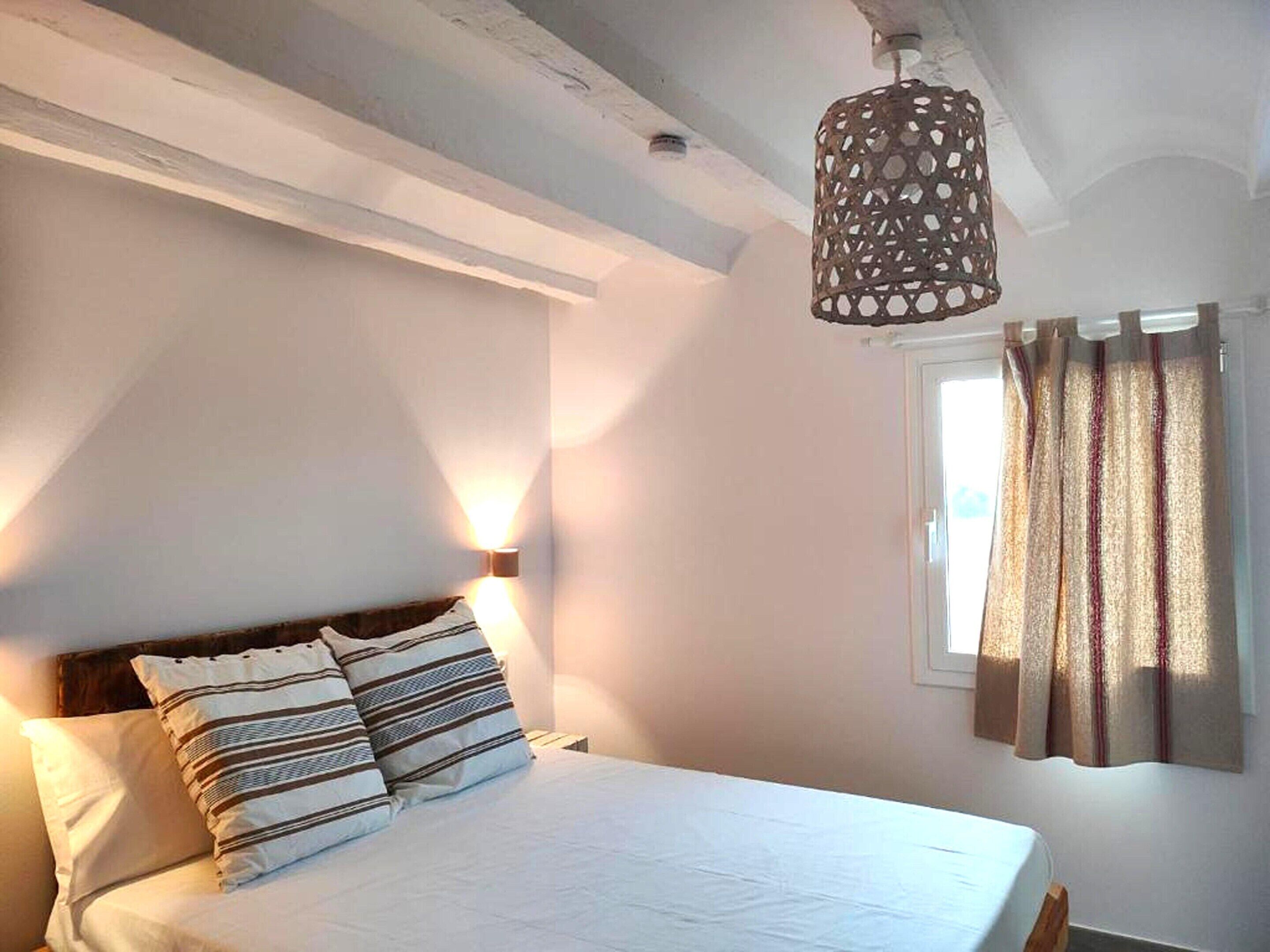 4 bedrooms, iron/ironing board, bed sheets