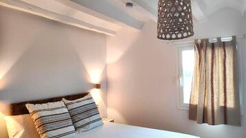 4 bedrooms, iron/ironing board, bed sheets