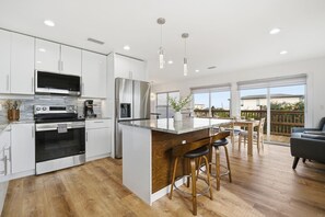 Fridge, microwave, oven, stovetop - Good Vibrations - Steps to the Beach! (St. Augustine)