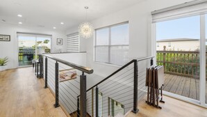 Et moderne køkken med en stor ø, spiseplads og udsigt til baghaven.