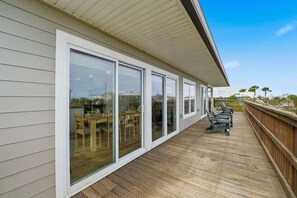 Outdoor dining - Good Vibrations - Steps to the Beach! (St. Augustine)