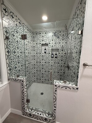 Shower, hair dryer, towels, soap - Near AT&T • FIFA & Rangers • Sleeps 8 • Modern Home • Big Yard (Arlington)