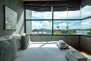 Tabla de planchar con plancha, wifi gratis y ropa de cama 