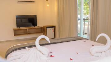 Habitació doble Deluxe, pati hawaià, vistes al jardí | Cortines opaques, planxa i posts de planxar i wifi gratuïta