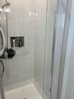 Shower, towels, toilet paper - Mont-Tremblant Condo (Mont-Tremblant)