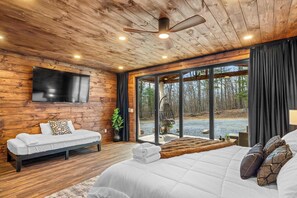 7 bedrooms, desk, iron/ironing board, travel crib