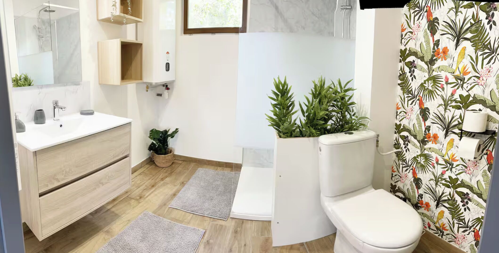 Een douche, een haardroger, handdoeken, zeep