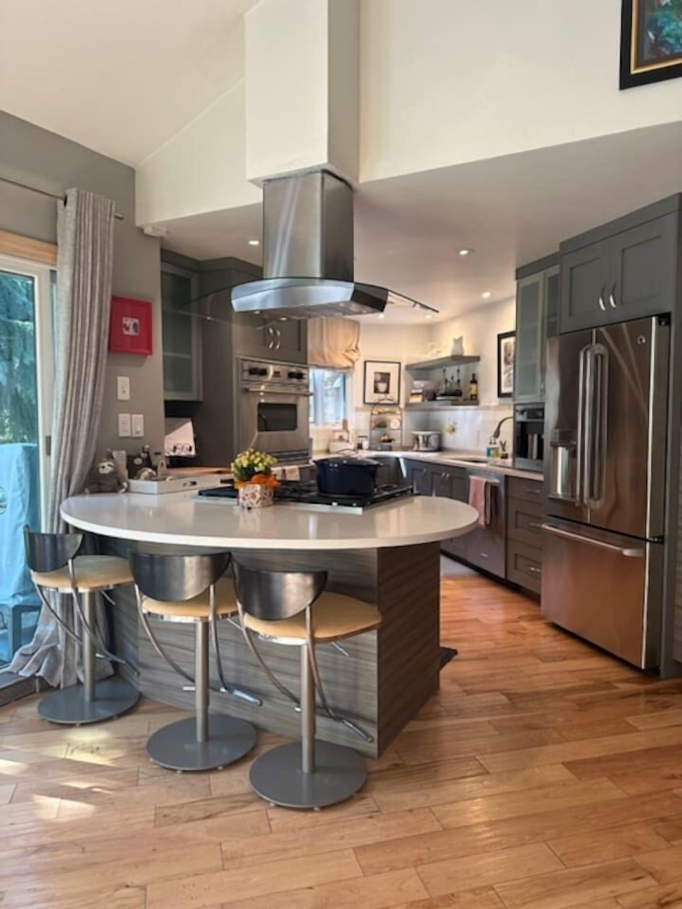 Kylskåp, mikrovågsugn, ugn och spishäll