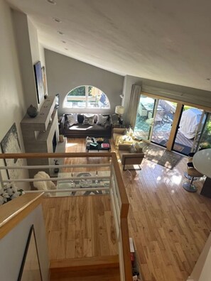 Fernseher, Kamin, Bücher