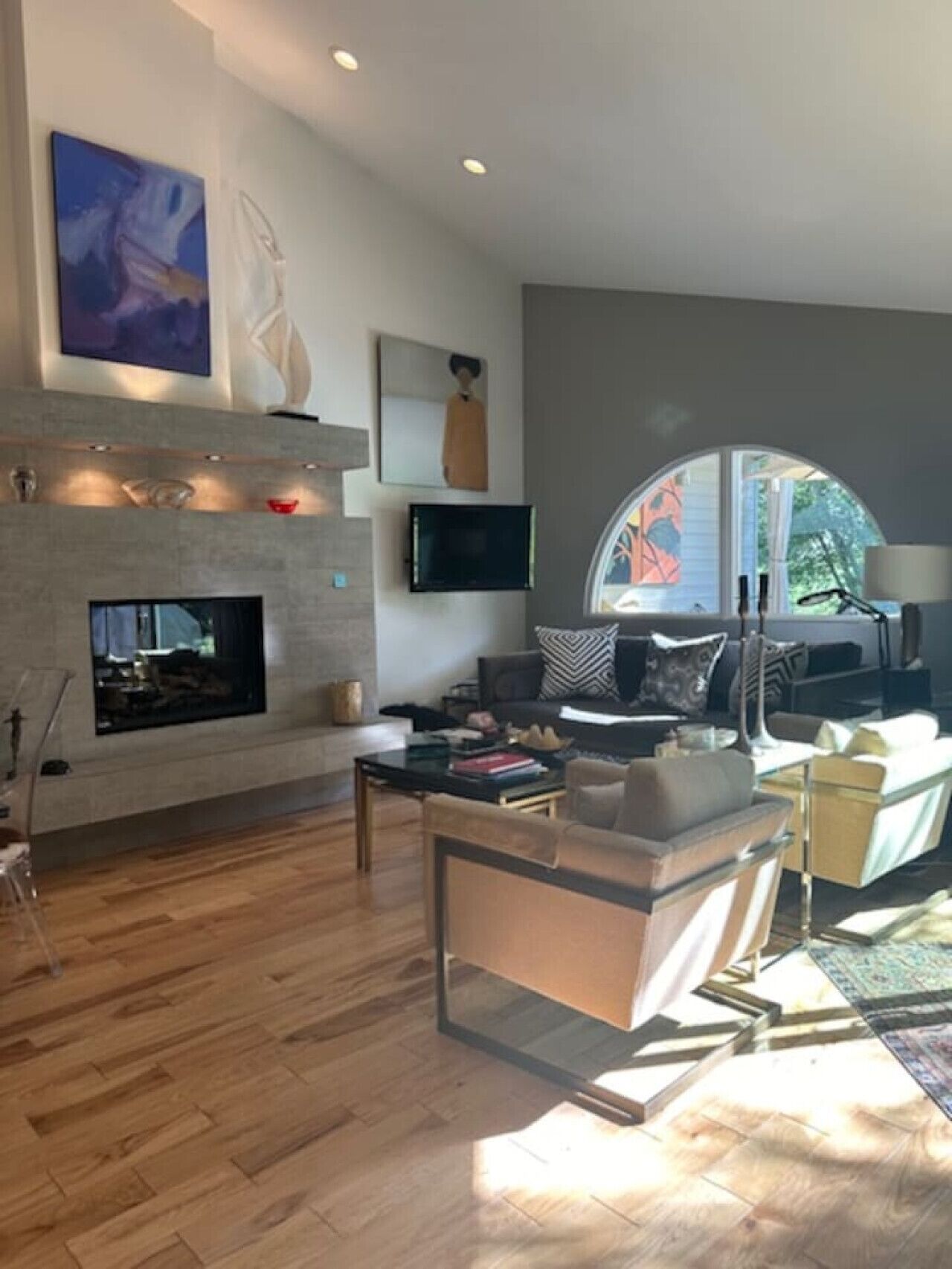 Télévision, cheminée, livres